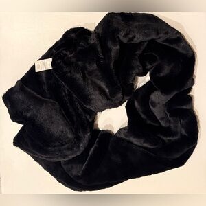 West Loop Luxurious Black Faux Fur Scarf